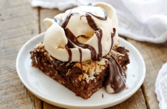 Simple Scorching Fudge Sauce – Barefeet with...